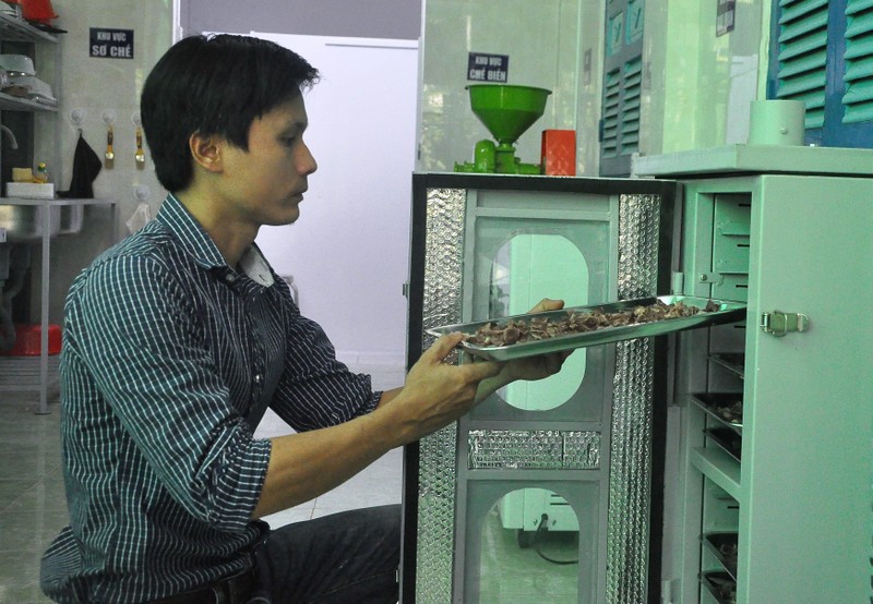 Nguyễn Hoàng Việt thực hiện một trong những công đoạn sơ chế nhung hươu.