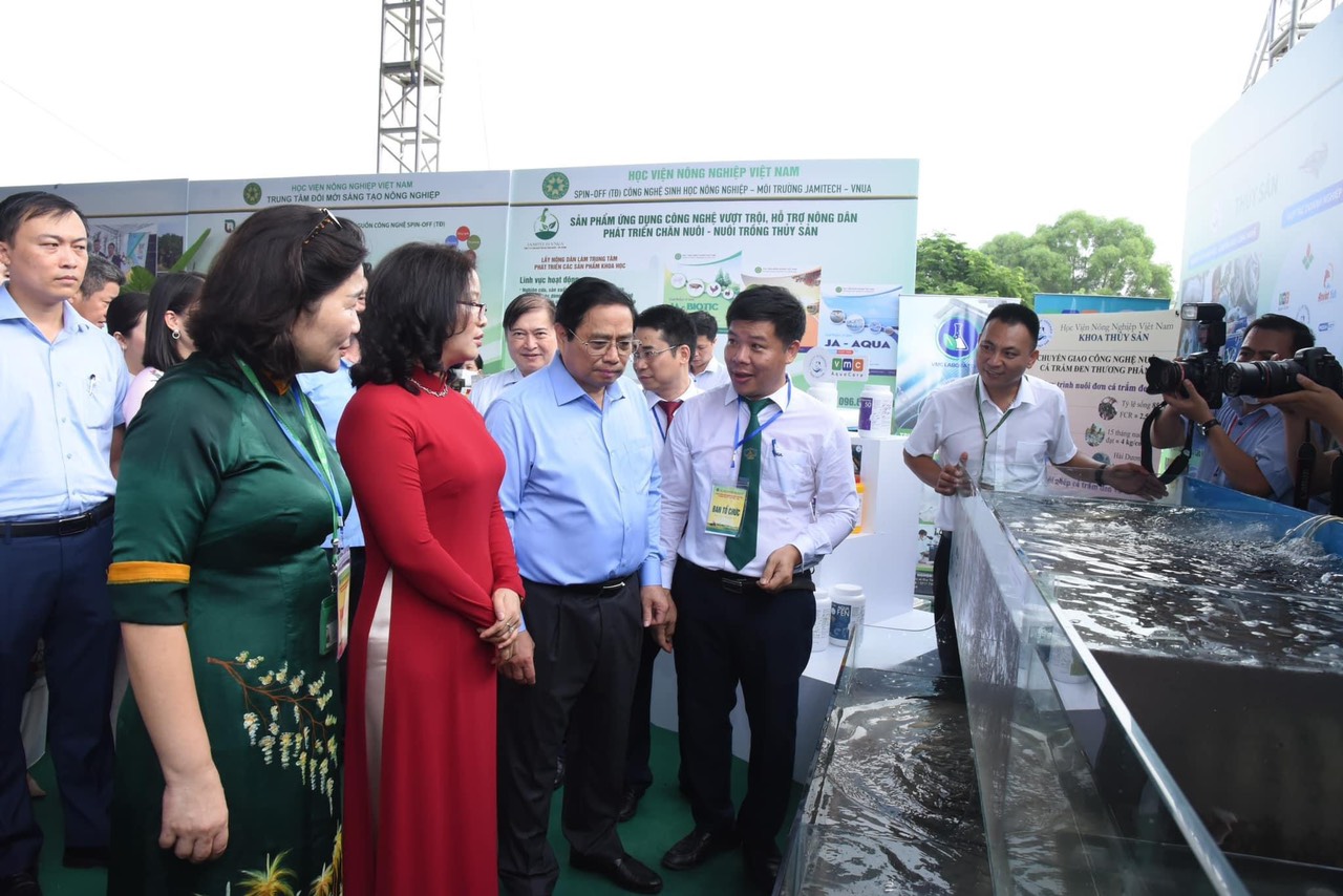 Thủ Tướng Chính Phủ tham quan các gian hàng Ngày hội việc làm tại Học viện Nông nghiệp Việt Nam