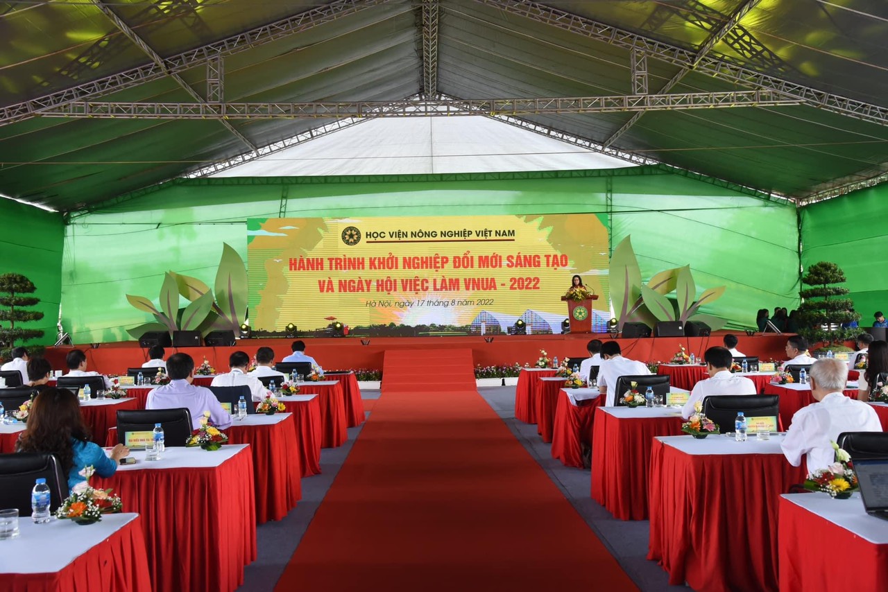 GS.TS. Nguyễn Thị Lan - Bí thư đảng ủy, Giám đốc Học viện báo cáo các hoạt động nổi bật của Học viện Nông nghiệp Việt Nam giai đoạn 2017-2022