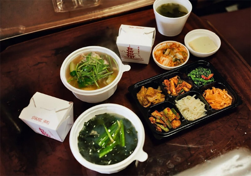 Nhiều người Hàn Quốc không còn mặn mà đặt đồ ăn qua ứng dụng giao hàng vì phí ship cao. Ảnh: New York Times.