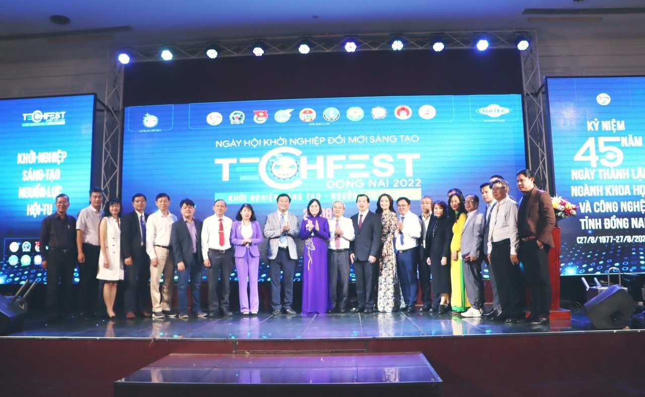 Các diễn giả và khách mời chụp ảnh tại Lễ phát động Ngày hội khởi nghiệp đổi mới sáng tạo tỉnh Đồng Nai - Techfest Đồng Nai 2022