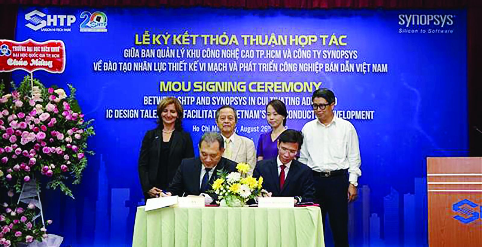  Tiến sĩ Robert Li (trái), Phó Giám đốc Kinh doanh của Synopsys khu vực Đài Loan và Nam Á, ký Biên bản ghi nhớ (MoU) vào ngày 26 tháng 8 với Tiến sĩ Nguyễn Anh Thi (phải), Chủ tịch SHTP tại Việt Nam.