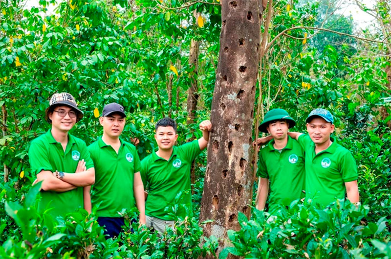 Ngô Tấn Quyền (ảnh bên trái) cùng đồng nghiệp đi tìm mua cây dó bầu ở huyện Tiên Phước, Quảng Nam (Ảnh: NVCC).