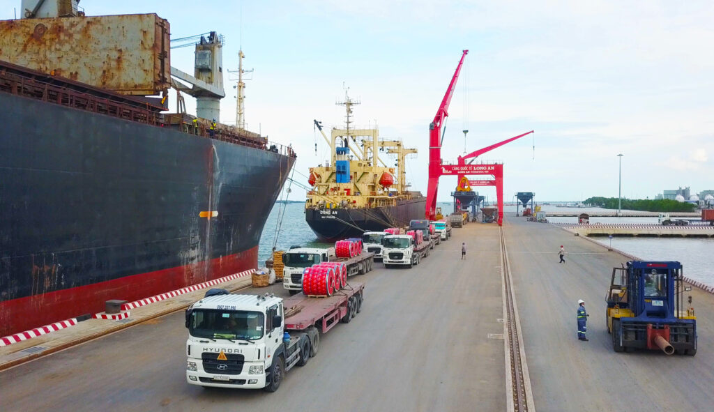  Ngành cảng biển Việt Nam sẽ đối mặt với một số rủi ro khi nhu cầu tiêu thụ hàng hóa sụt giảm trong bối cảnh lạm phát cao. Ảnh: Cảng Quốc tế Long An