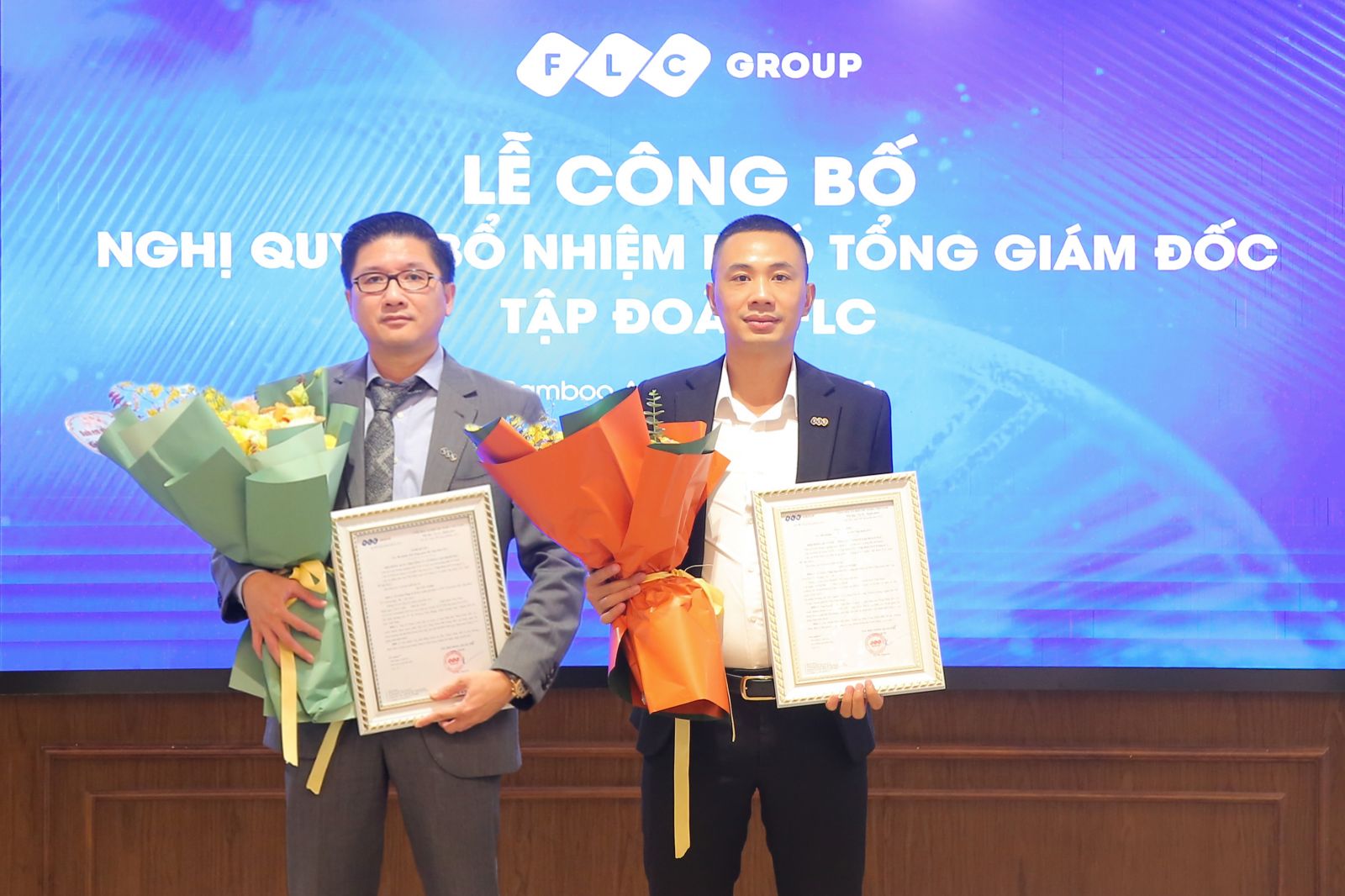 Ông Lê Doãn Linh (trái) và ông Nguyễn Chí Công (phải) nhận quyết định bổ nhiệm Phó Tổng Giám đốc mới của FLC