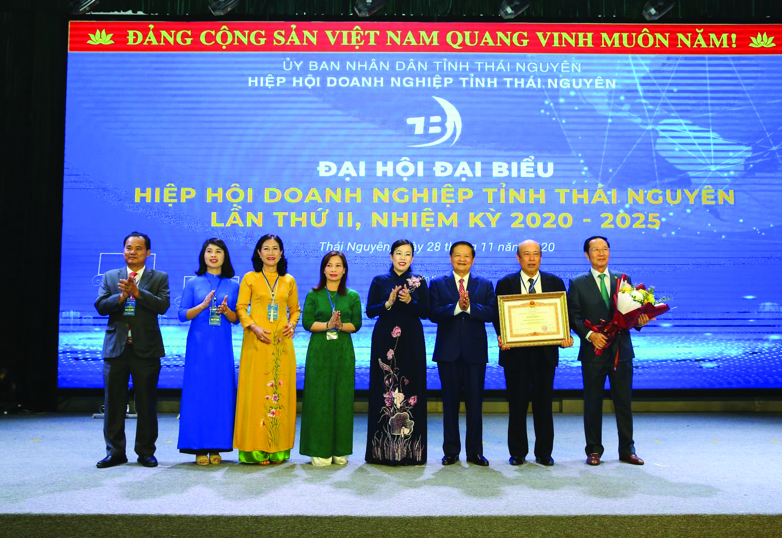  Bà Nguyễn Thanh Hải – Uỷ viên BCH Trung ương Đảng, Bí thư Tỉnh uỷ Thái Nguyên trao bằng khen của Thủ tướng Chính Phủ cho Hiệp hội doanh nghiệp