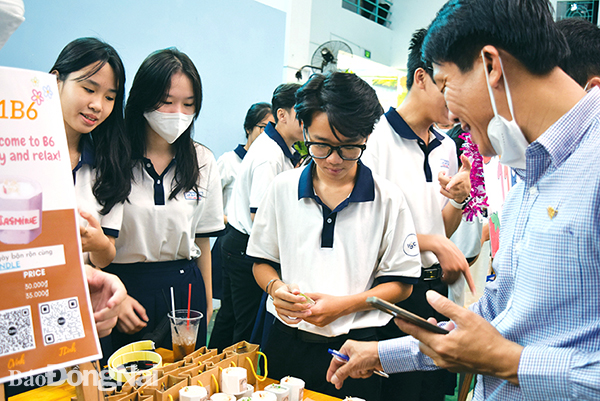 Học sinh Trường THPT Lê Quý Đôn - Tân Mai (TP.Biên Hòa) bán các sản phẩm trong Ngày hội Khởi nghiệp do nhà trường tổ chức. Ảnh: H.Yến