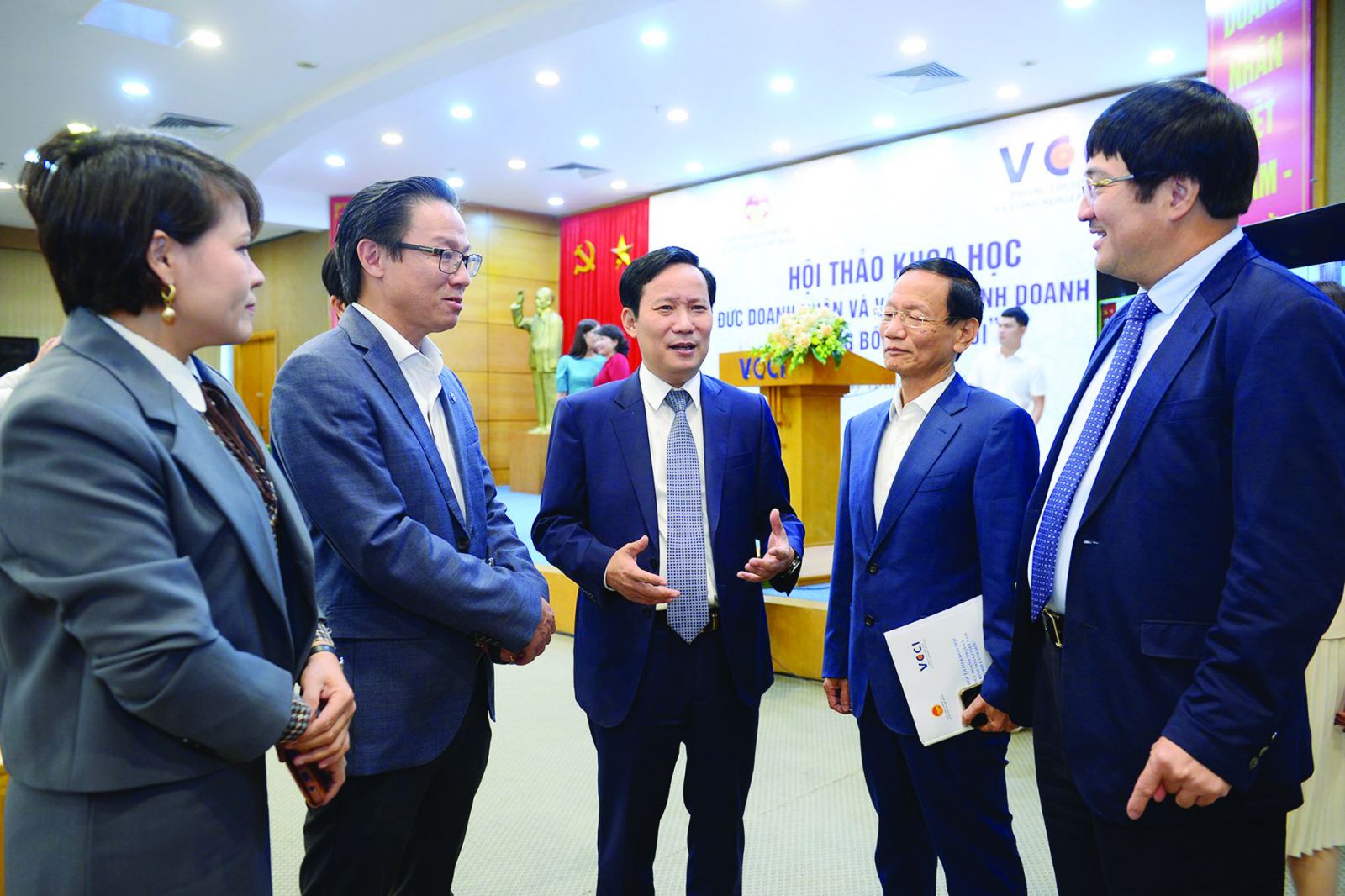  Chủ tịch VCCI Phạm Tấn Công trao đổi với các doanh nhân tại Hội thảo khoa học “Đạo đức doanh nhân và văn hóa kinh doanh Việt Nam trong bối cảnh mới” 