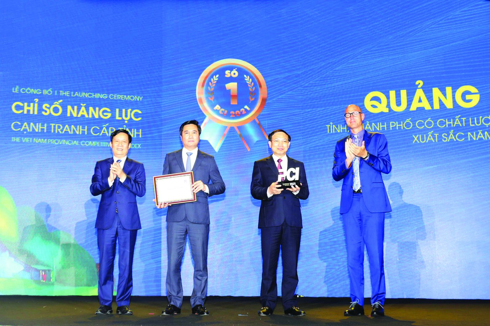  Hiệp hội doanh nghiệp tỉnh Quảng Ninh góp phần không nhỏ đưa Quảng Ninh 5 năm liên tiếp đứng ở vị trí quán quân trong bảng xếp hạng Chỉ số năng lực cạnh tranh cấp tỉnh (PCI).<p/>(Ảnh: Lãnh đạo tỉnh Quảng Ninh nhận cúp quán quân PCI danh giá lần thứ 5 liên tiếp)