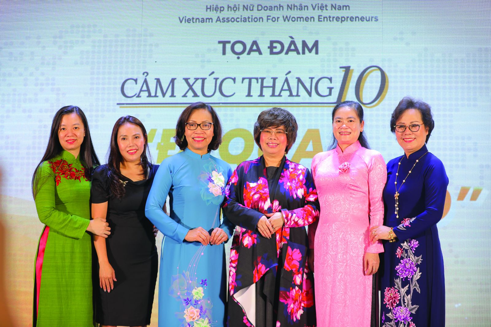  Bà Thái Hương và một số thành viên Hiệp hội Nữ doanh nhân Việt Nam tại tọa đàm Đi qua mùa bão, tổ chức tháng 10/2022 tại Hà Nội. 