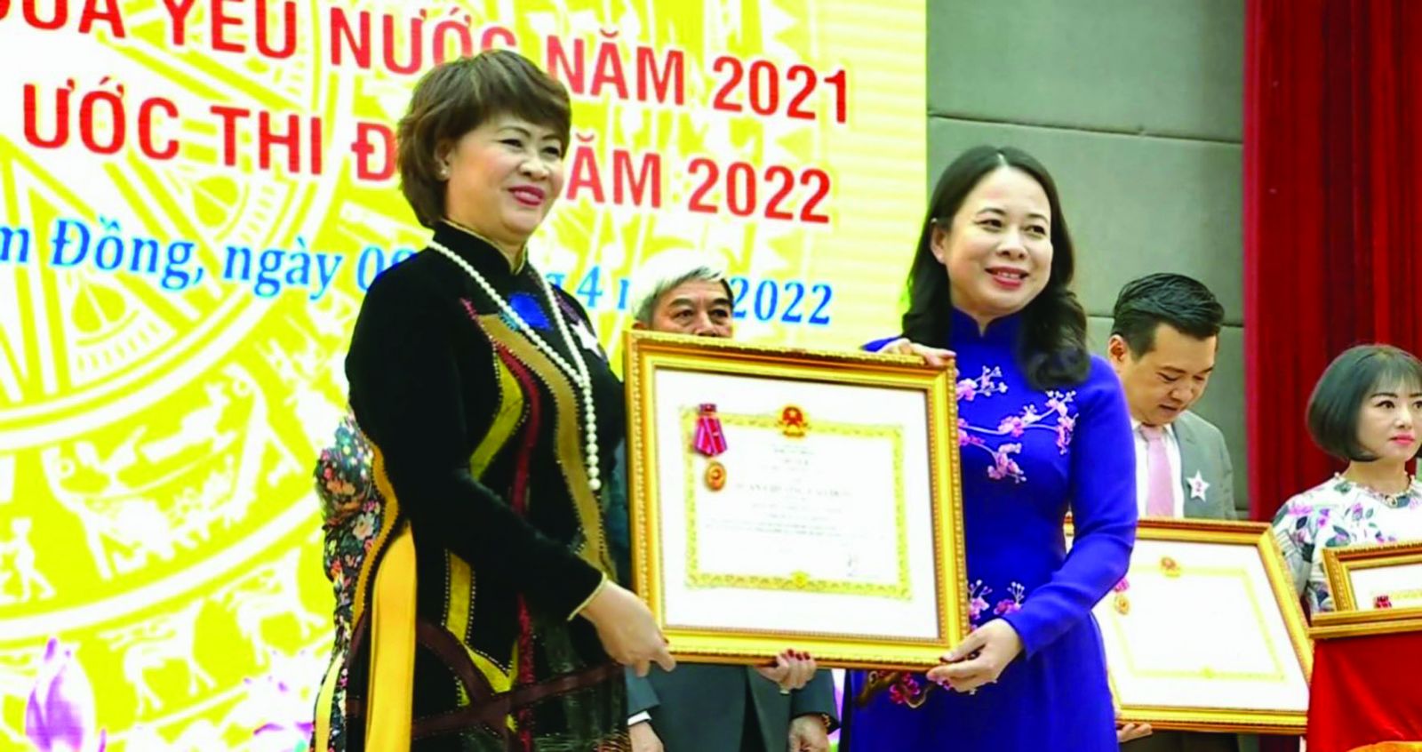 p/Bà Nguyễn Thị Bích Huệ - Giám đốc công ty TNHH Vĩnh Tiến vinh dự được đón nhận Huân chương Lao động hạng Ba