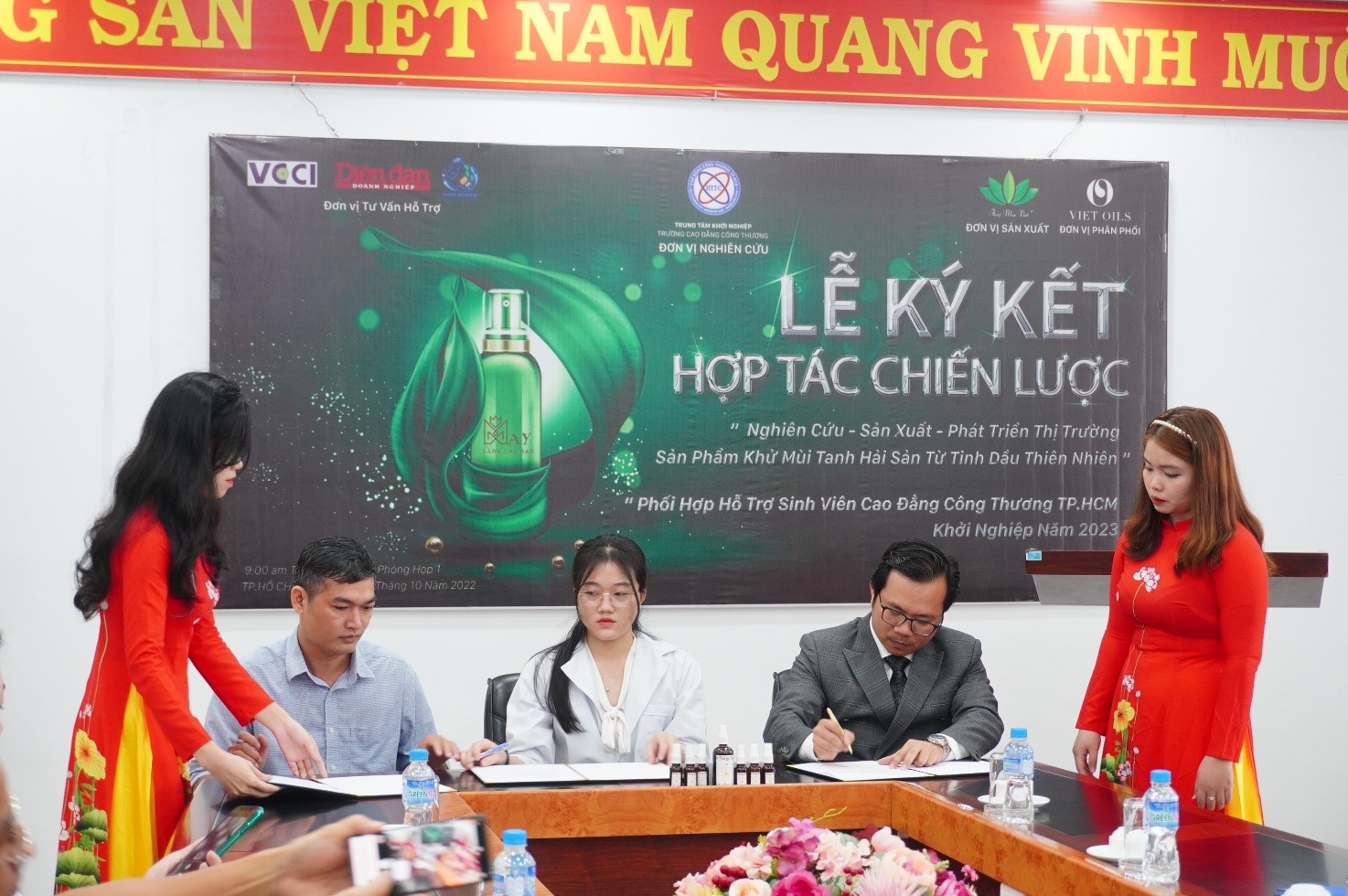 Đại diện Công ty TNHH TM VietOils, Đại diện Công ty TNHH XNK Thủy Mộc Việtp/ký thỏa thuận với Đại diện nhóm dự án