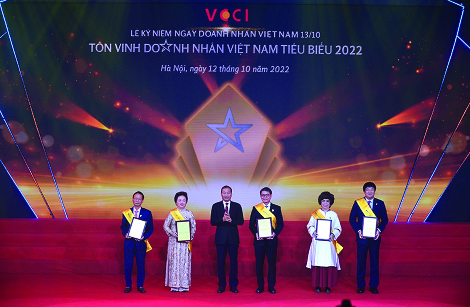 Ông Hoàng Quang Phòng, Phó chủ tịch Liên đoàn Thương Mại và Công nghiệp Việt Nam (VCCI) đã trao tặng danh hiệu tôn vinh 6 doanh nhân có thành tích xuất sắc trong công tác phòng chống dịch tại Việt Nam.