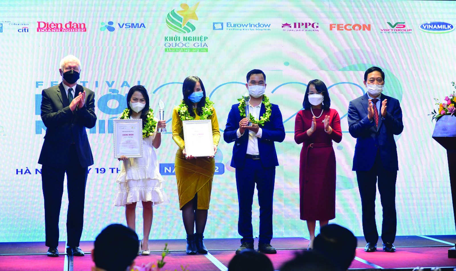  Võ Minh Nga (dự án Cô gái Bhnong) và Vũ Thị Liễu (dự án ECOSOI ) nhận giải Nhì Chương trình Phát triển Dự án Khởi nghiệp Quốc gia 2021.