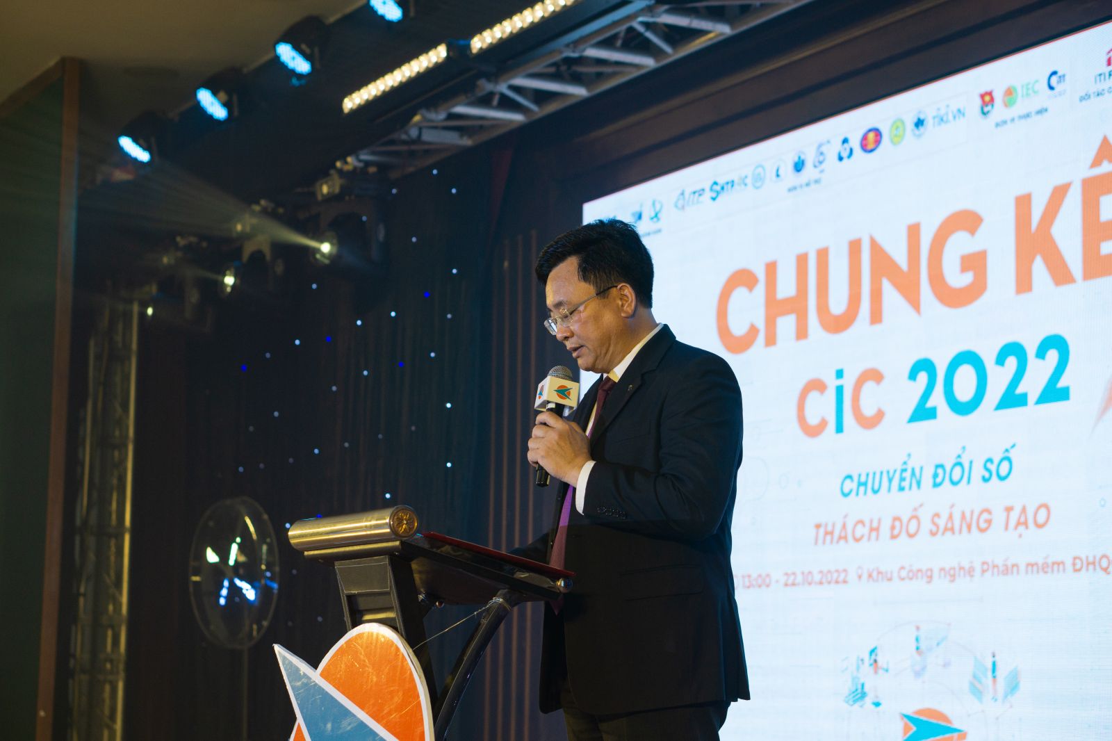 Phó Giáo sư Tiến sĩ - Nguyễn Đình Tứ, Giám đốc Quỹ Phát triển Đại học Quốc gia TPHCM phát biểu tại Cuộc thi Ý tưởng khởi nghiệp - CiC 2022
