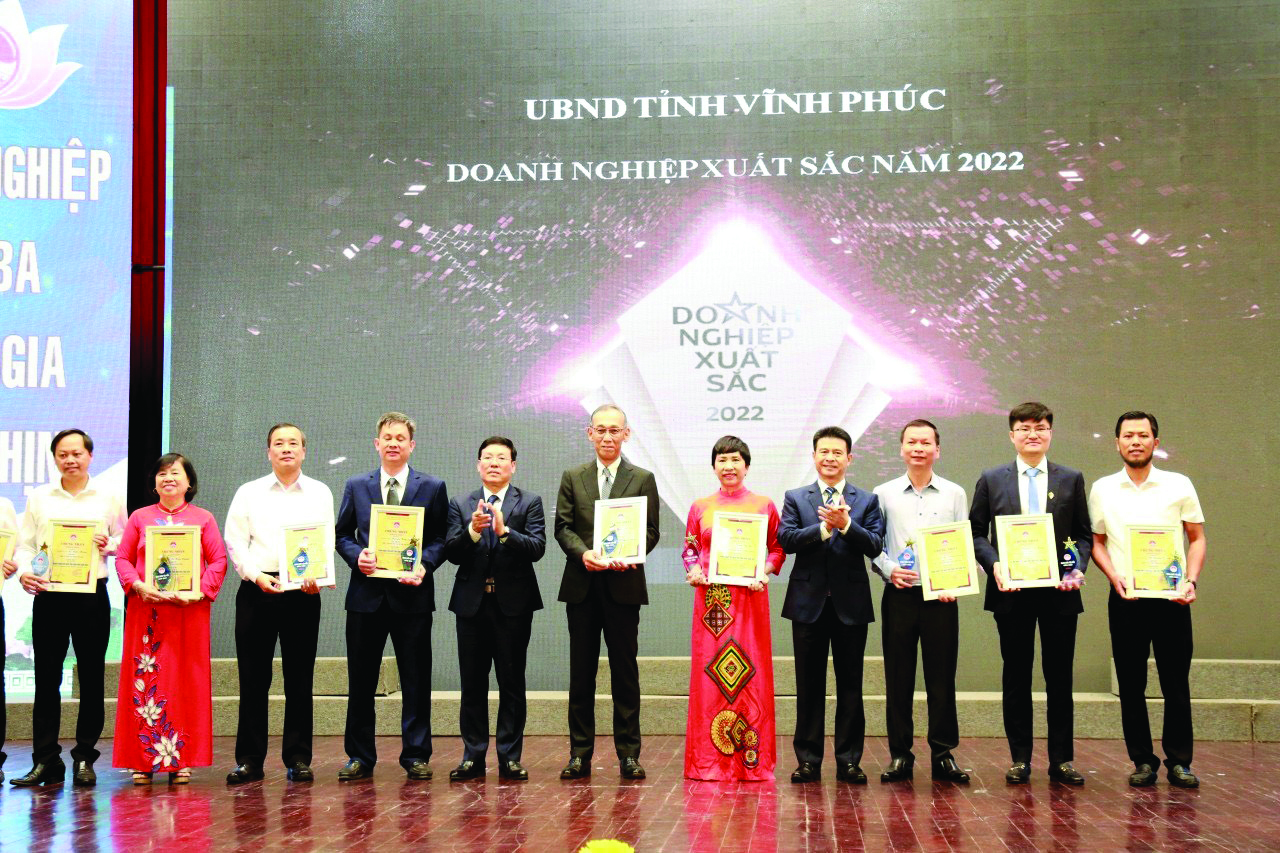  Ông Nguyễn Văn Hùng (thứ 2 bên phải) nhận danh hiệu doanh nghiệp xuất sắc tỉnh Vĩnh Phúc năm 2022.