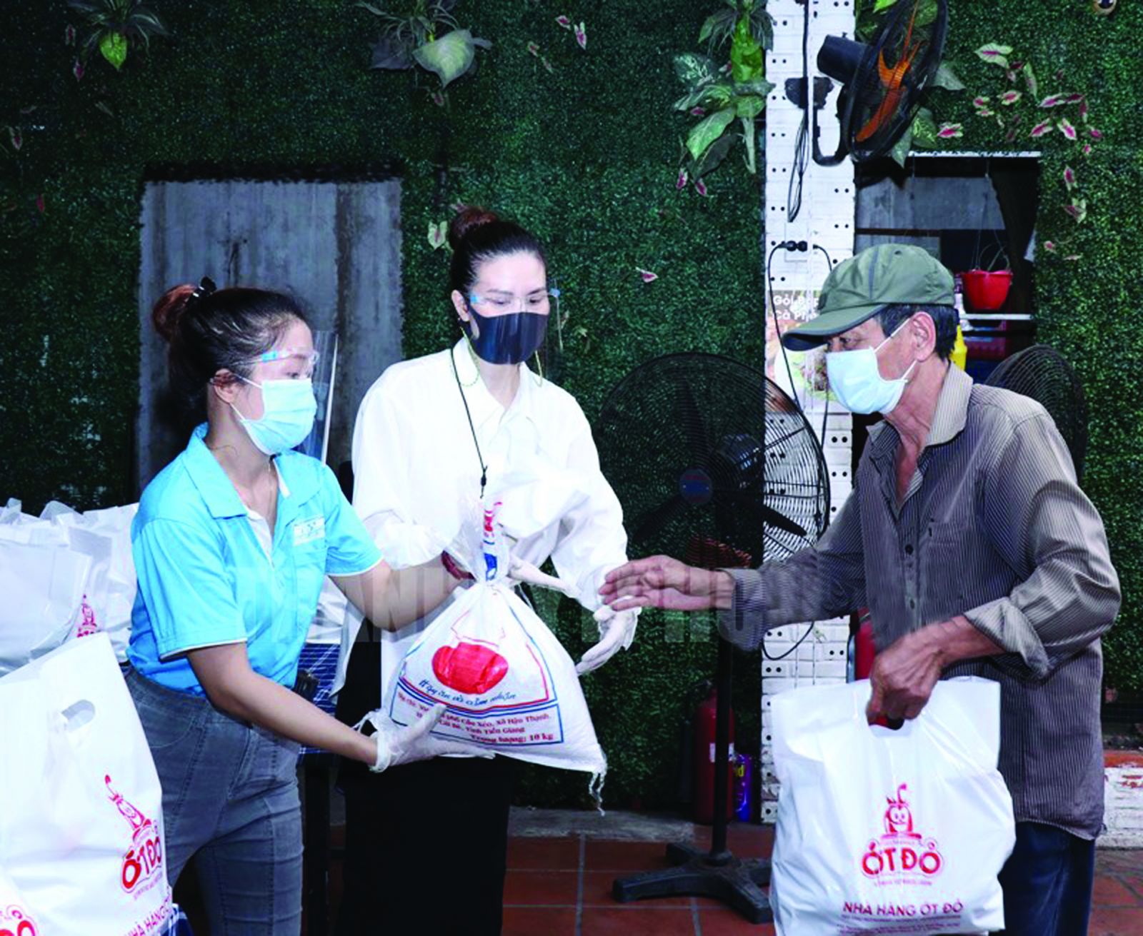  Doanh nhân kiều bào tại Thành phố Hồ Chí Minh tổ chức chương trình “Chia sẻ yêu thương trong đại dịch COVID-19”. Ảnh: Xuân Khu