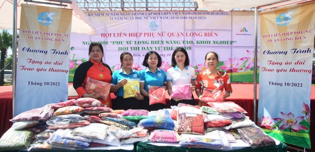 Hội LHPN quận Long Biên tổ chức Chương trình Ngày Hội sáng tạo khởi nghiệp - tặng áo dài - trao yêu thương. Ảnh: VGP/Thiện Tâm