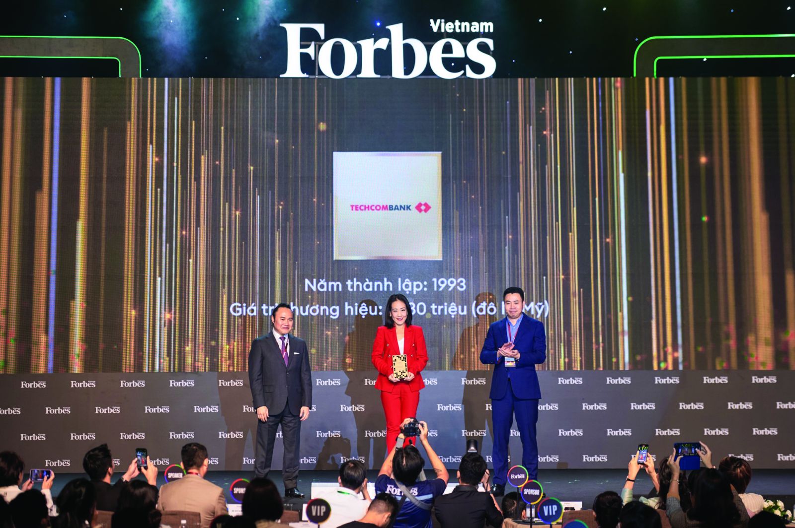  Bà Thái Minh Diễm Tú – Giám đốc Khối Tiếp thị Techcombank nhận danh hiệu Top2 thương hiệu tài chính dẫn đầu Việt Nam do Forbes tổ chức chiều 27/10.