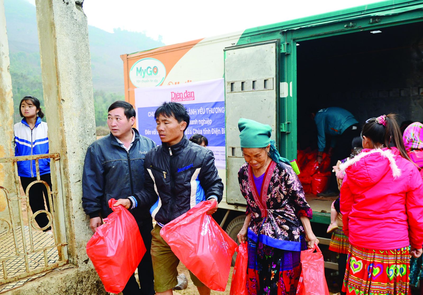 Tạp chí Diễn đàn Doanh nghiệp phối hợp với các doanh nghiệp tổ chức hoạt động tặng quà cho người nghèo tại huyện Tủa Chùa, tỉnh Điện Biên, năm 2021.