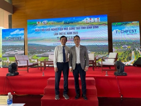 Ông Lý Đình Quân (bên trái) tại ngày hội khởi nghiệp đổi mới sáng tạo tỉnh Bình Định lần thứ 3 năm 2022.
