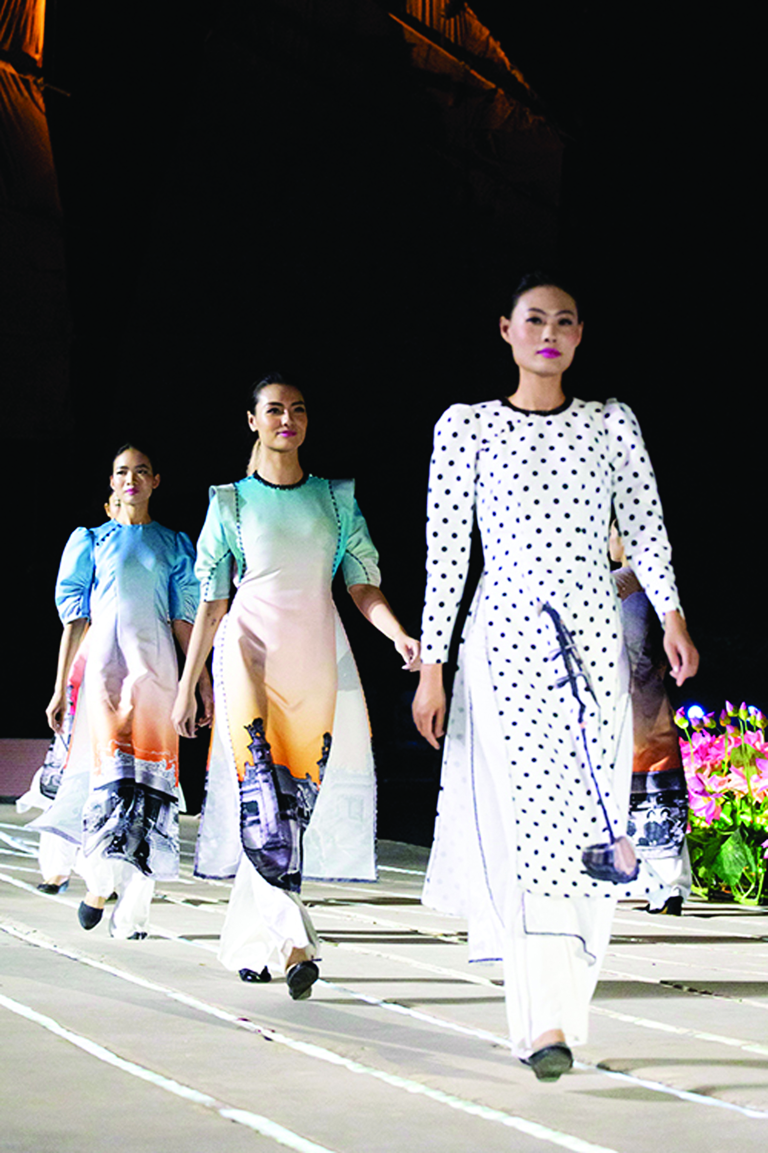  Bộ sưu tập áo dài của NTK Hà Duy lấy ý tưởng từ ca trù - loại hình diễn xướng bằng âm nhạc thịnh hành tại khu vực Bắc Bộ và Bắc Trung Bộ Việt Nam.p/Ảnh: Nguyễn An