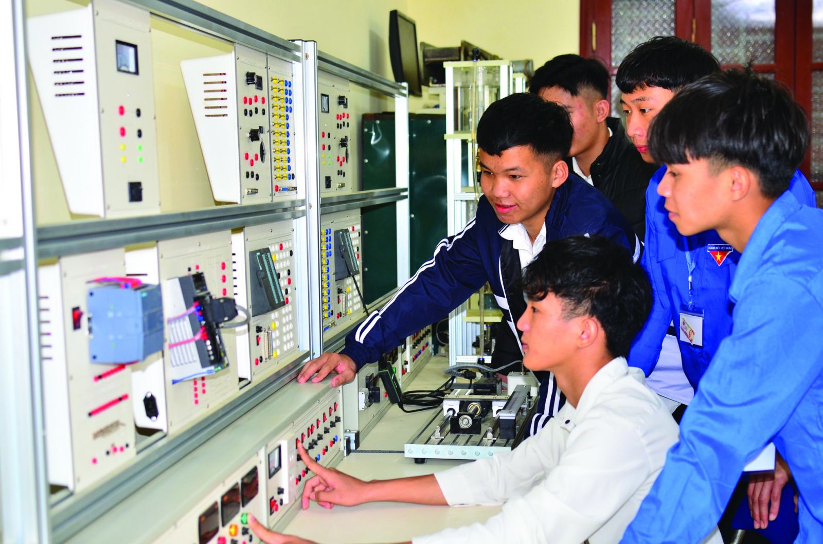  Giờ thực hành của sinh viên nghề điện công nghiệp, Trường Cao đẳng Nghề Điện Biên.