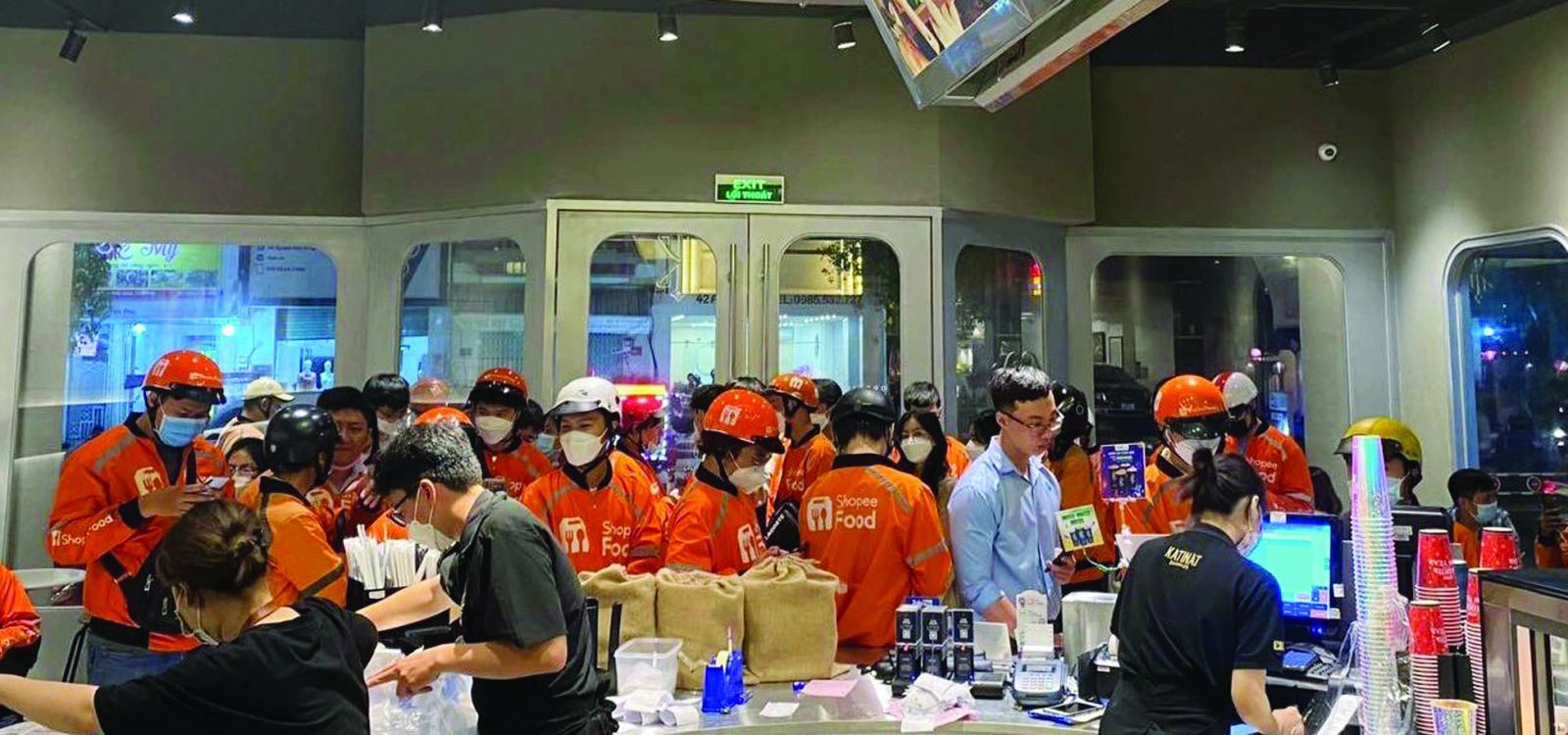  Hàng dài người mua lẫn shipper chờ đợi đến lượt sở hữu những chiếc ly lấp lánh.p/(Nguồn: Katinat Saigon Kafe)