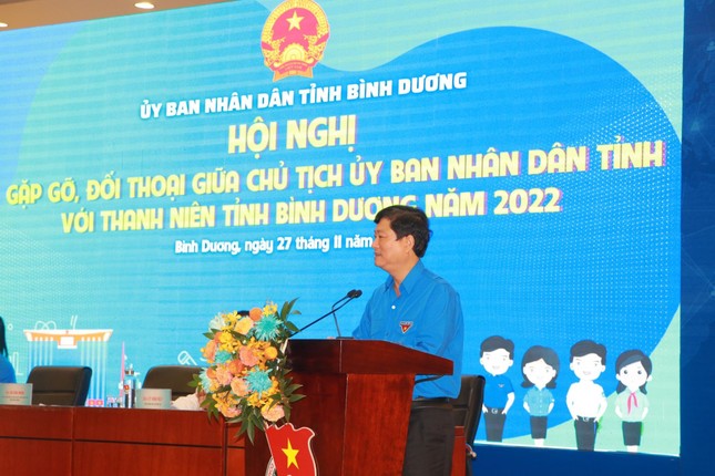 Phó Bí thư Tỉnh ủy, Chủ tịch UBND tỉnh Bình Dương Võ Văn Minh đã trao đổi một số vấn đề mà thanh niên, sinh viên quan tâm. (Ảnh: TLTĐ)