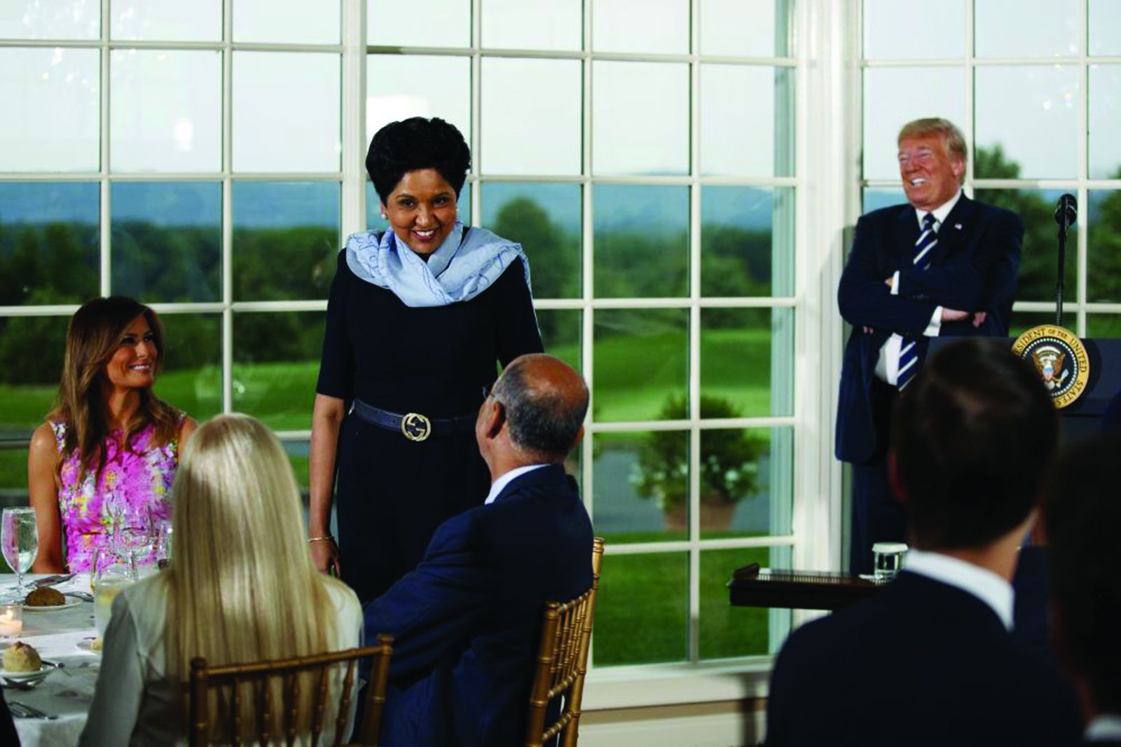  Indra Nooyi tại một bữa tối dành cho các nhà lãnh đạo doanh nghiệp do tổng thống Hoa Kỳ lúc bấy giờ là Donald J Trump tổ chức vào năm 2018. Bên cạnh bà là đệ nhất phu nhân Melania Trump. Ảnh: AP