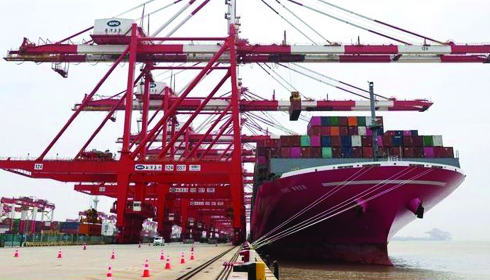 p/Cảng Thượng Hải đóng cửa suốt nhiều tháng, lúc cao điểm có đến 20% tàu quốc tế phải nằm chờ ngoài khơi do tình trạng tắc nghẽn. (Một tàu container từ Nhật Bản đang neo đậu tại cảng Yangshan, Thượng Hải. Ảnh: AP)