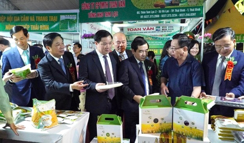 <p/>Lãnh đạo tỉnh Thái Bình thăm gian hàng của CTCP Thái Bình Seed tại Hội chợ Nông nghiệp Quốc tế Đồng bằng Bắc Bộ 2022 tổ chức tại tỉnh Thái Bình ngày 4/11/2022