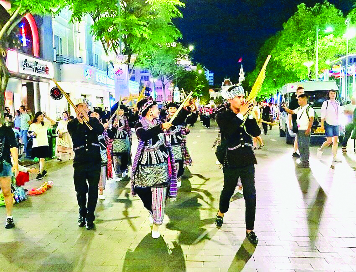  Các nghệ nhân, diễn viên say sưa biểu diễn nghệ thuật đường phố tại đường Lê Lợi