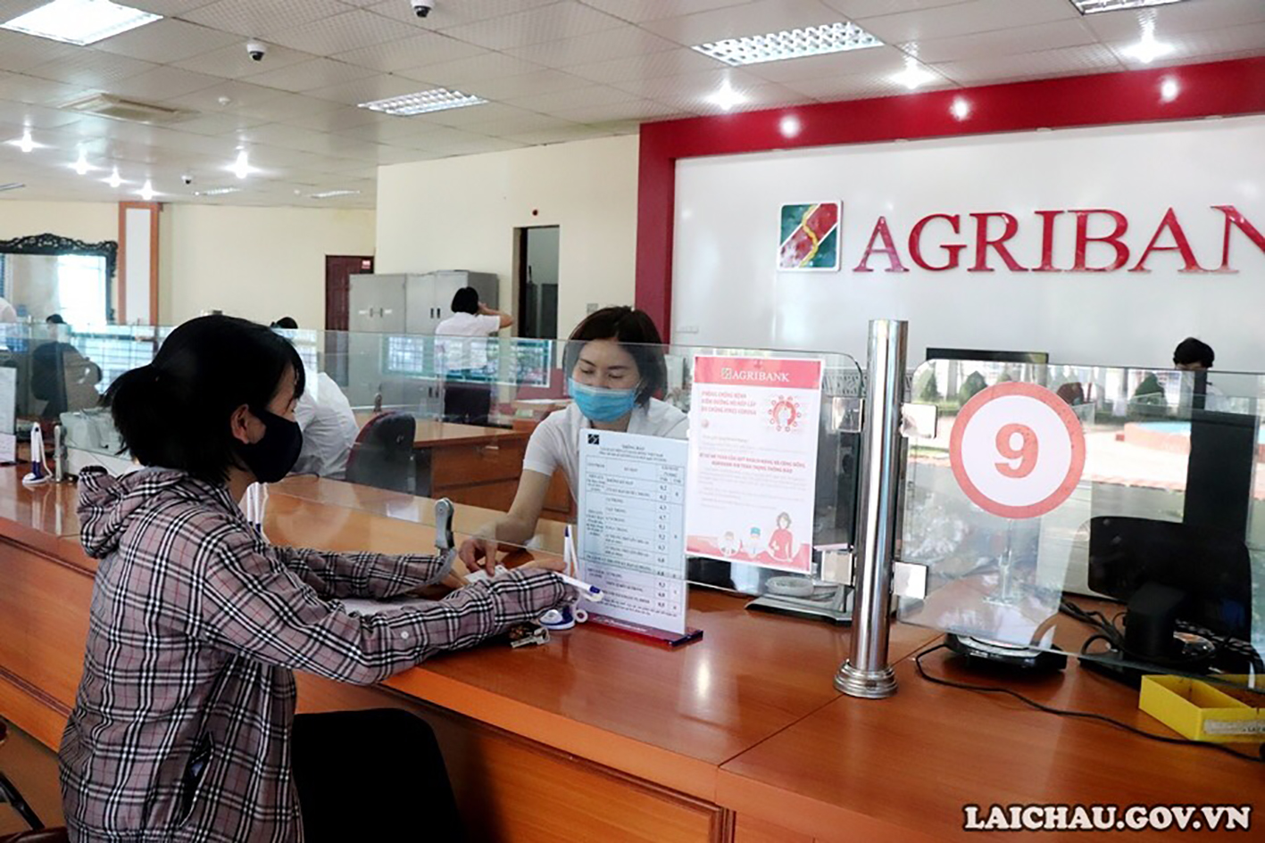  Khách hàng đang giao dịch tại Ngân hàng Agribank chi nhánh tỉnh.