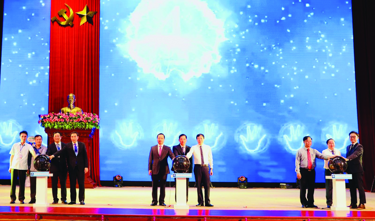  Các đồng chí lãnh đạo ấn nút khởi động Ngày hội khởi nghiệp đổi mới sáng tạo Việt Nam 2022 tại Lai Châu.