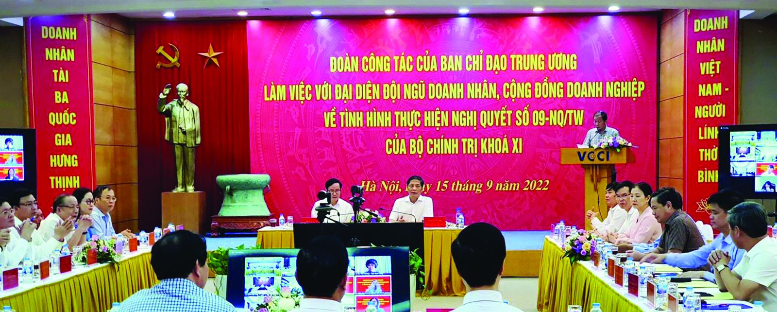 Trưởng ban Kinh tế Trung ương Trần Tuấn Anh và Chủ tịch VCCI Phạm Tấn Công Ban làm việc với các doanh nghiệp, doanh nhân về tình hình thực hiện Nghị quyết số 09-NQ/TW.