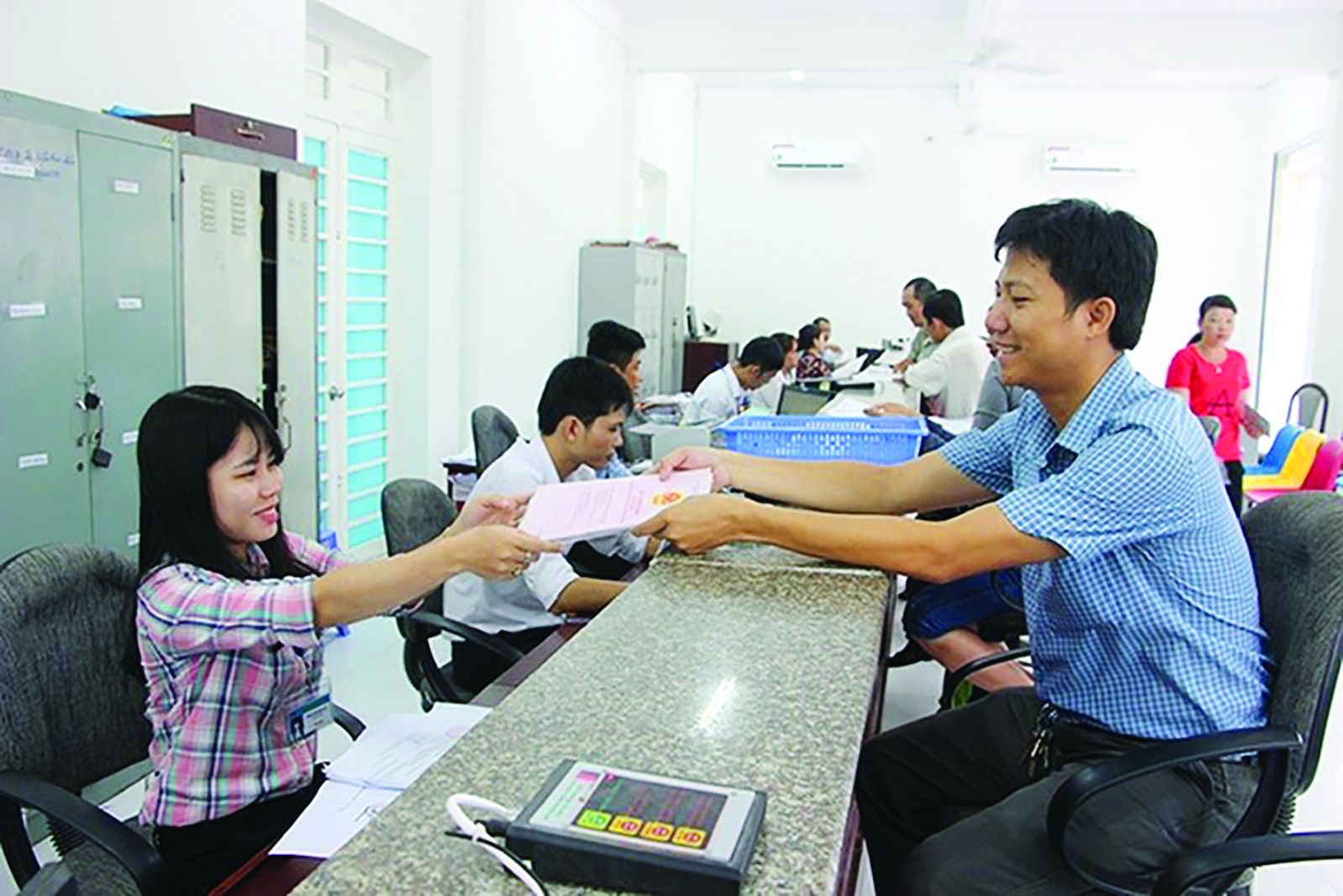 Cán bộ bộ phận Tiếp nhận và trả kết quả của TP Tây Ninh giải quyết hồ sơ cho người dân.