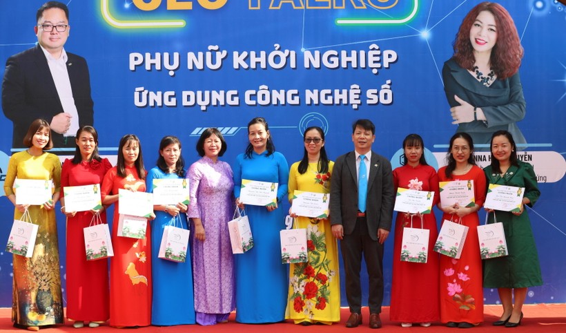 các học viên hoàn thành khóa học “Phụ nữ Việt tự tin làm kinh tế”.