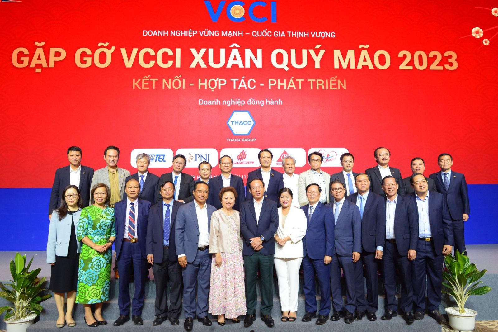  Lãnh đạo 6 tỉnh vùng Đông Nam Bộ và Long An cùng lãnh đạo VCCI và đại diện các doanh nghiệp tại cuộc gặp gỡ VCCI Xuân Quý Mão.p/Ảnh: Q.Tuấn