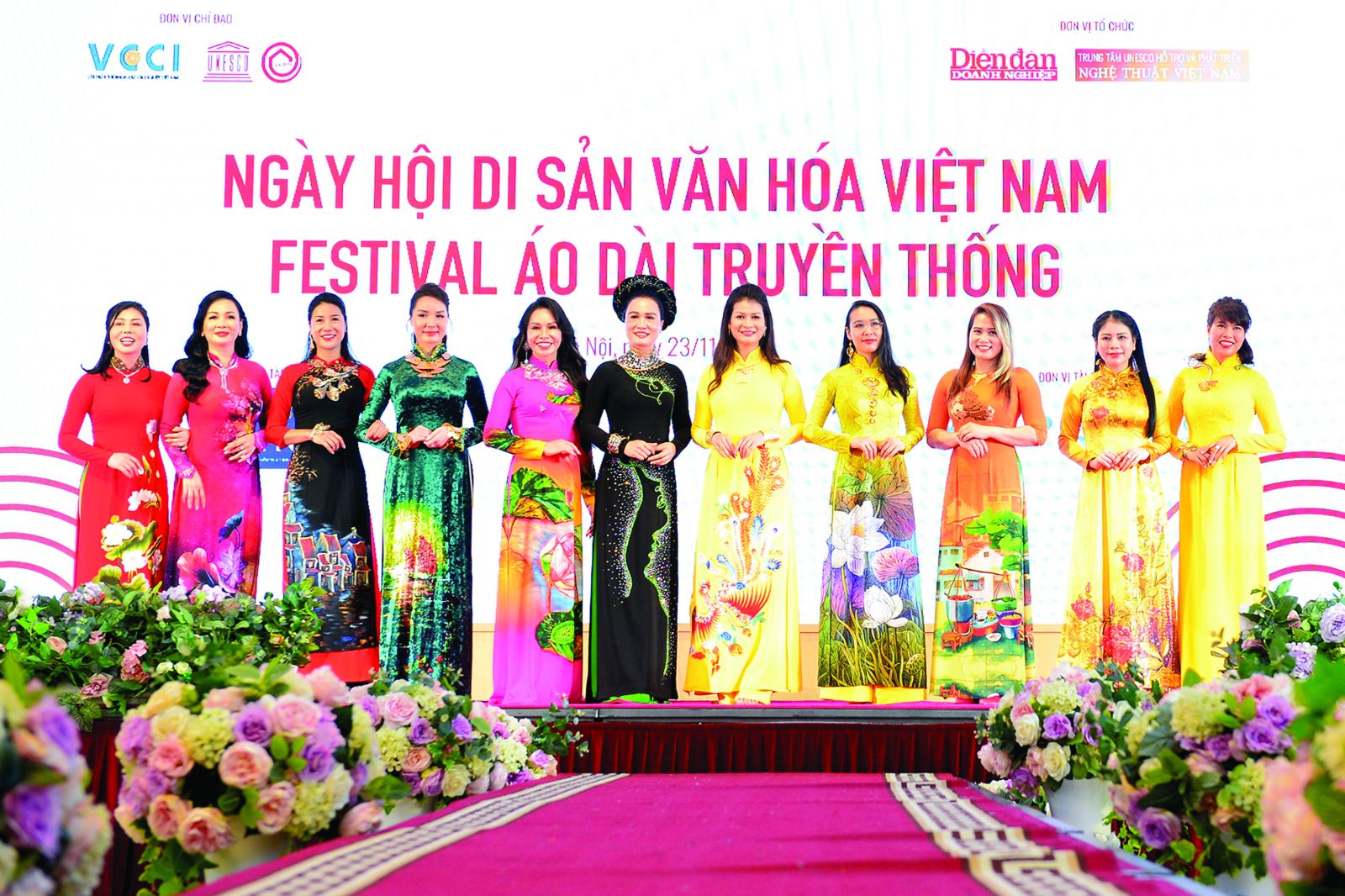  Nữ doanh nhân trình diễn áo trong khuôn khổ Diễn đàn Doanh nhân, Doanh nghiệp với bảo tồn và gìn giữ di sản văn hóa Việt Nam do Tạp chí Diễn đàn Doanh nghiệp và Trung tâm UNESCO hỗ trợ và phát triển nghệ thuật Việt Nam tổ chức.