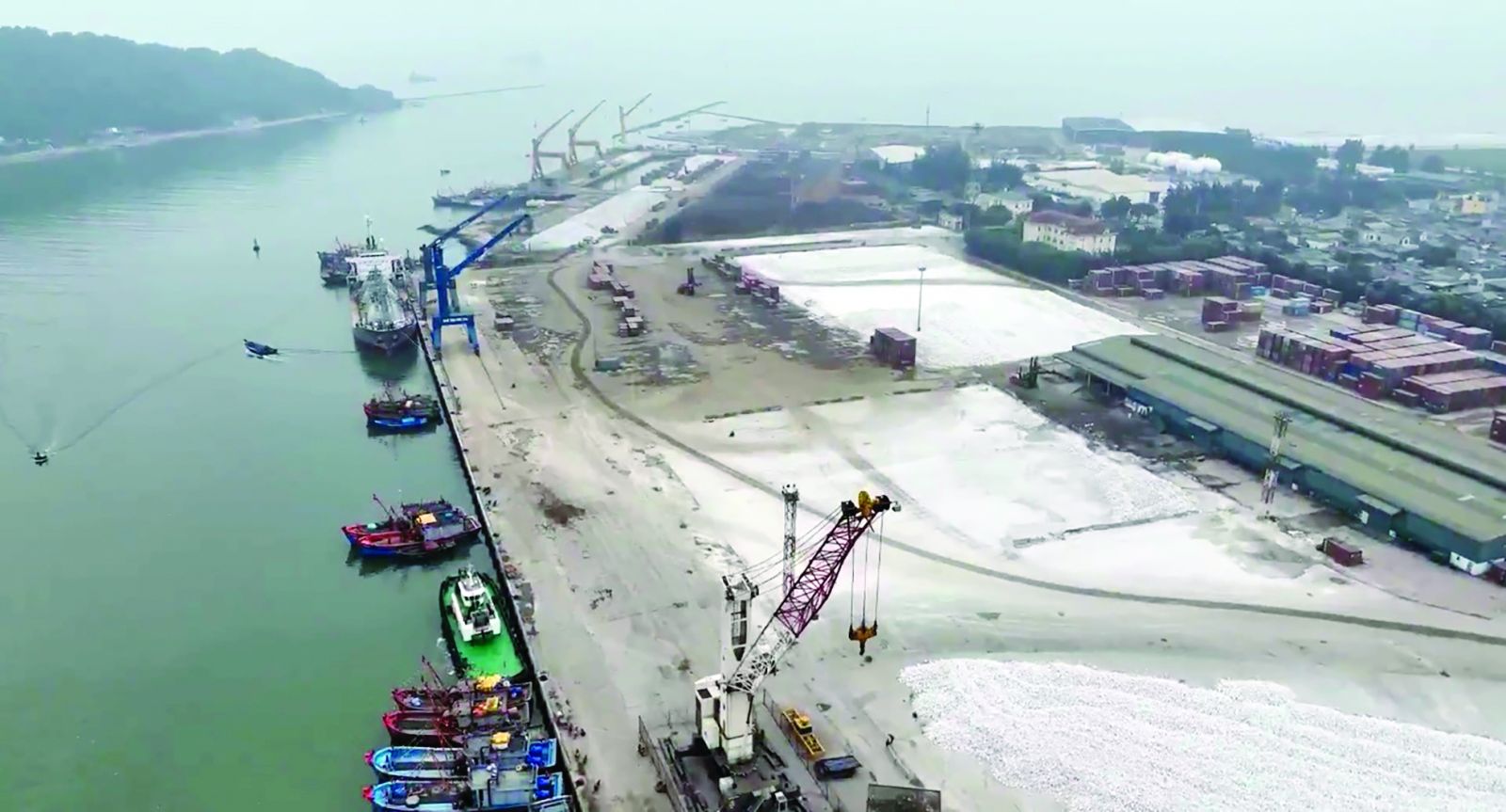 p/Việc UBND tỉnh Nghệ An kiến nghị HĐND ban hành cơ chế, chính sách hỗ trợ tàu hàng container được kỳ vọng sẽ sớm đưa Cảng Cửa Lò trở nên năng động, nhộn nhịp hơn