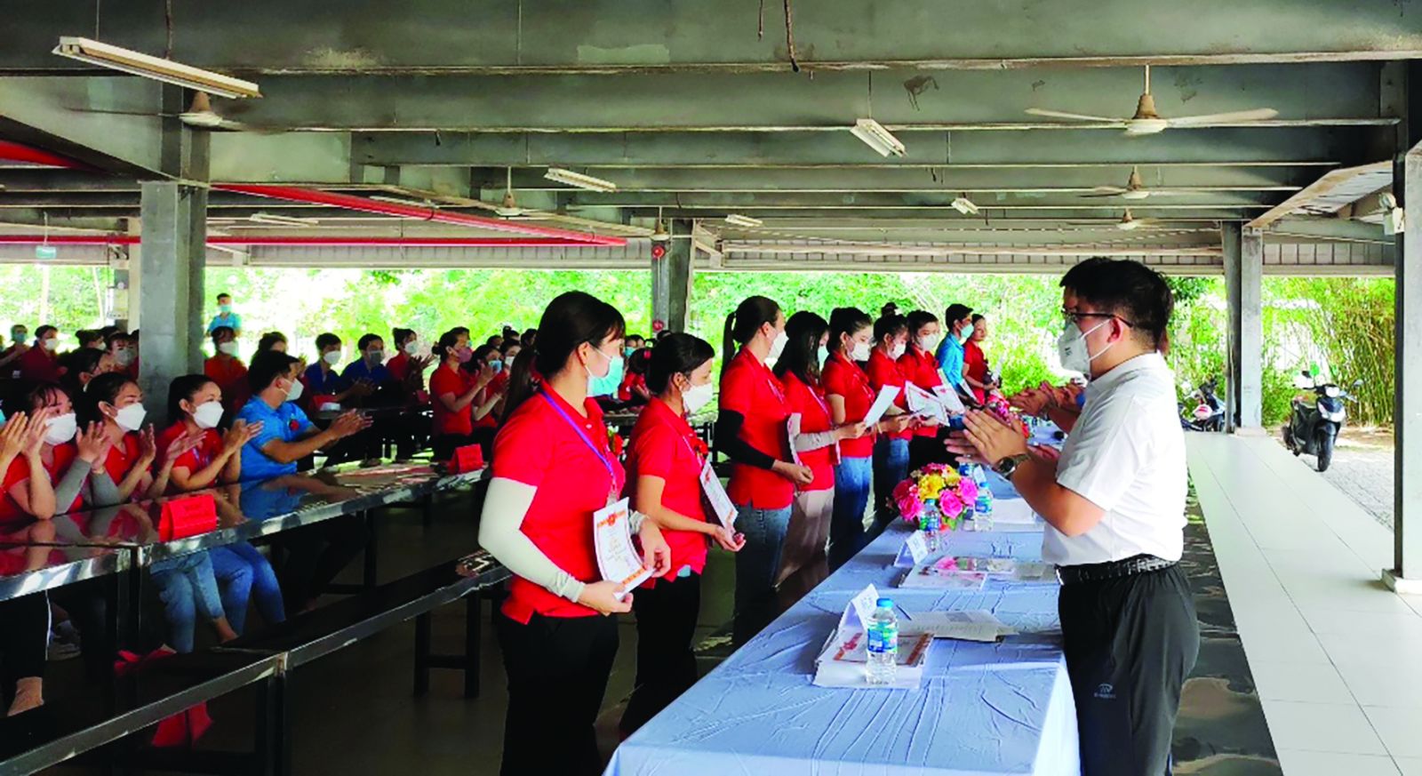  Khuyến khích người lao động thi đua sản xuất tại Khu công nghiệp Bình Hòa, tỉnh An Giang.