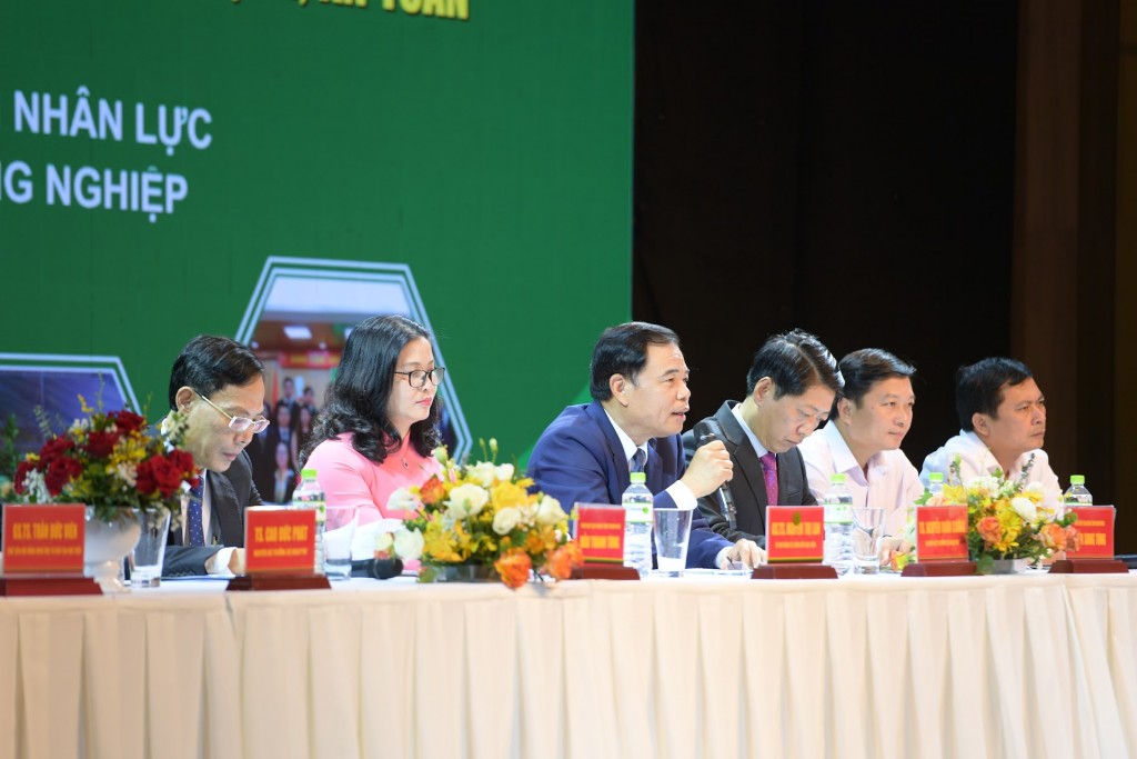 Học viện Nông nghiệp Việt Nam ký kết hợp tác đào tạo, chuyển giao tiến bộ kỹ thuật với đại diện các sở, ngành của 4 tỉnh: Ninh Bình, Thanh Hóa, Nghệ An, Hà Tĩnh tại hội nghị 