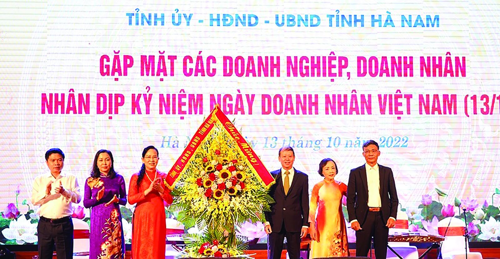 Thường trực Tỉnh Uỷ Hà Nam tặng hoa chúc mừng các Hội Doanh nghiệp của tỉnh nhân ngày Doanh nhân Việt Nam 13/10/2022