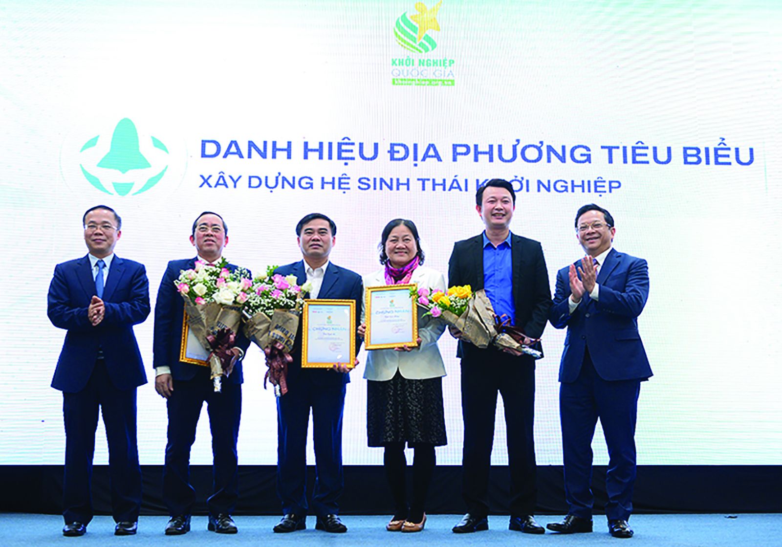  Ông Bùi Trung Nghĩa – Phó Chủ tịch VCCI và ông Nguyễn Đức Hiển – Phó Trưởng ban Kinh tế TW trao danh hiệu Địa phương tiêu biểu trong xây dựng hệ sinh thái khởi nghiệp. 