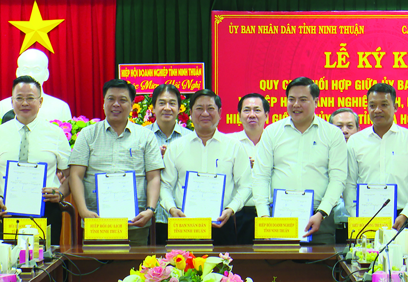  Ông Trần Quốc Nam, Chủ tịch UBND tỉnh Ninh Thuận và đại diện các Hiệp hội doanh nghiệp tỉnh đã ký kết Quy chế phối hợp.