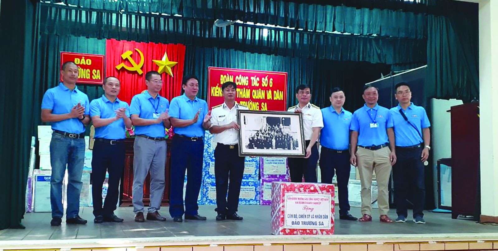  Ông Nguyễn Bắc Hà, Trưởng đoàn đại biểu VCCI tặng bức tranh 