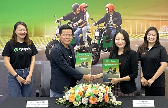 Gojek là nền tảng công nghệ đầu tiên trên thị trường hợp tác với startup Dat Bike thí điểm sử dụng xe máy điện vào phục vụ các nhu cầu đi lại, giao hàng, giao đồ ăn của người dùng Gojek tại TPHCM