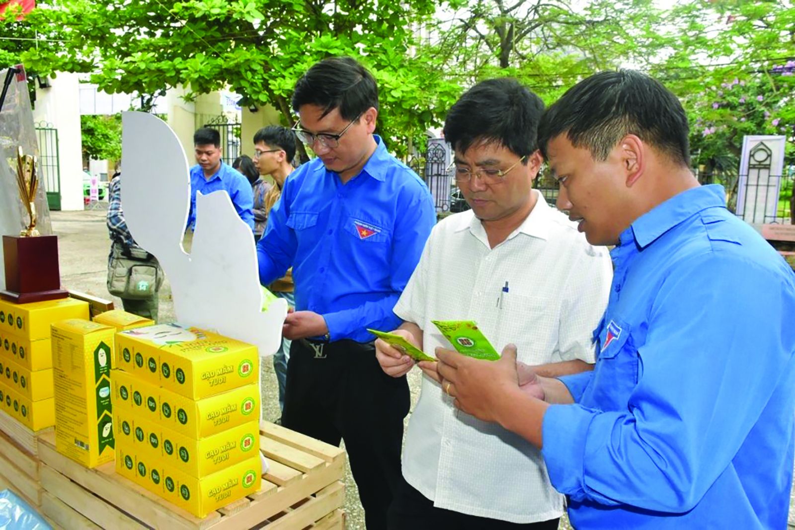 <p/>Giám đốc Sở KH&CN Nam Định Trần Minh Hoan (giữa) tham quan gian hàng tại Diễn đàn KH&CN với Đổi mới sáng tạo và khởi nghiệp. 