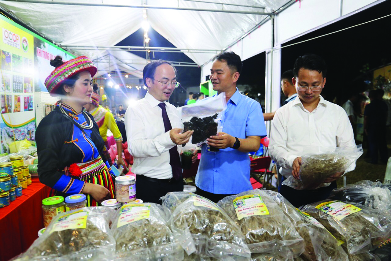  Chủ tịch UBND tỉnh Nguyễn Đăng Bình và các đại biểu tham quan gian trưng bày, giới thiệu, quảng bá các món ẩm thực dân tộc và sản phẩm nông sản OCOP huyện Ba Bể.